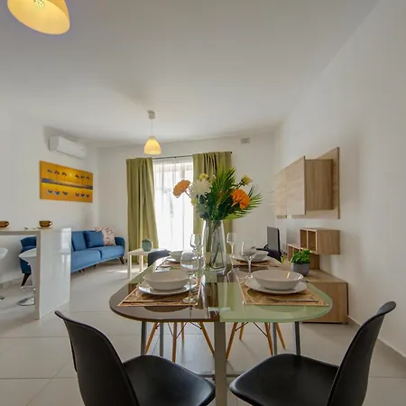 Delfin Court 2bd & Penthouse Close To Promenade *