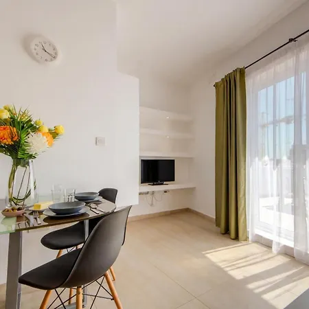 Delfin Court 2bd & Penthouse Close To Promenade *