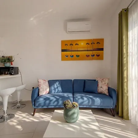 Delfin Court 2bd & Penthouse Close To Promenade *
