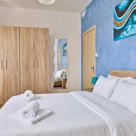 Delfin Court 2bd & Penthouse Close To Promenade 圣保罗湾城