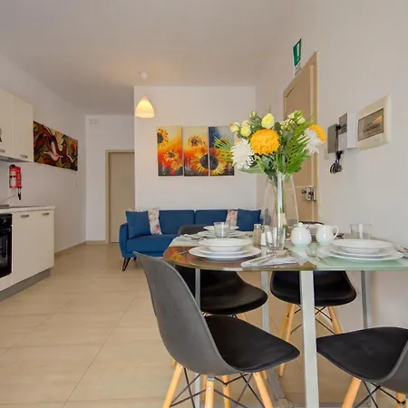 Delfin Court 2bd & Penthouse Close To Promenade 圣保罗湾城