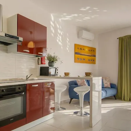 Delfin Court 2bd & Penthouse Close To Promenade